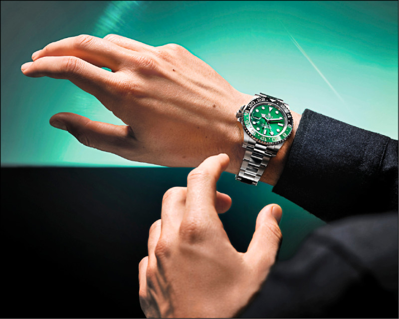 勞力士在今年4月鐘錶與奇蹟錶展上，全新發表GMT-Master II綠黑雙色Cerachrom陶質字圈18K白金款腕錶，1,660,500元。