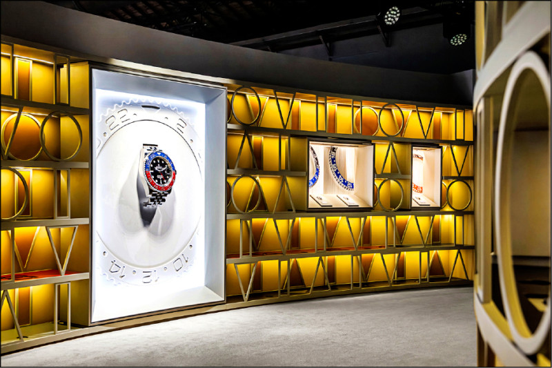 來自瑞士的大型GMT-Master腕錶，放大各種設計細節。