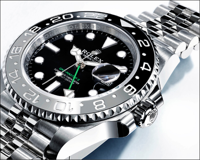 勞力士代言人、網球名將羅傑‧費德勒，佩戴灰黑雙色Cerachrom陶質字圈蠔式鋼款GMT-Master II腕錶，391,000元。