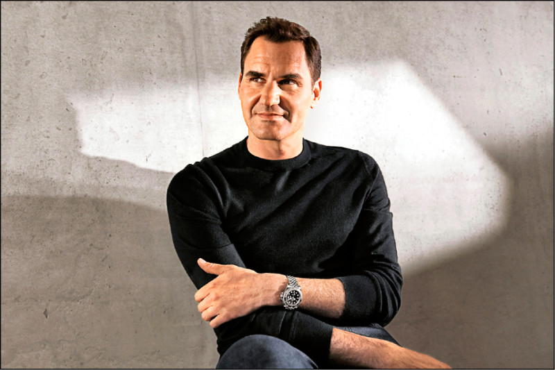 勞力士代言人、網球名將羅傑‧費德勒，佩戴灰黑雙色Cerachrom陶質字圈蠔式鋼款GMT-Master II腕錶，391,000元。