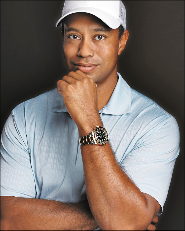 勞力士代言人、網球好手老虎‧伍茲，佩戴黑色Cerachrom陶質字圈黃金鋼款GMT-Master II腕錶。價格店洽。