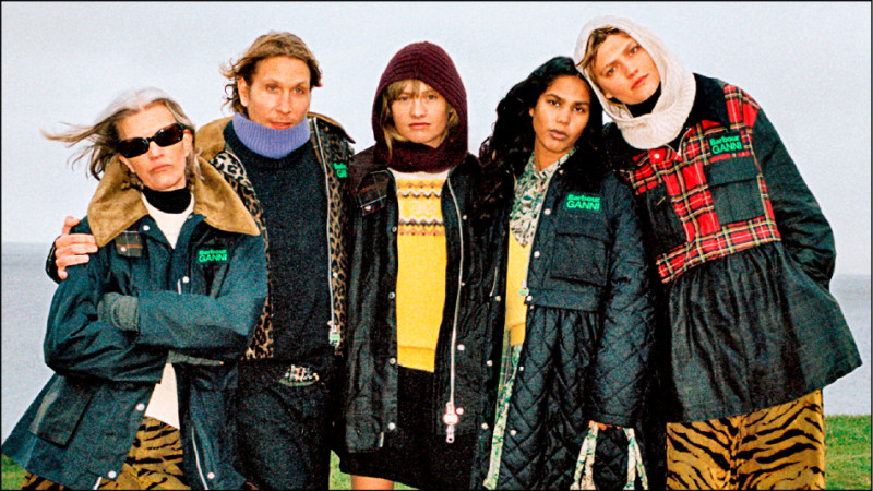 Barbour×GANNI聯名系列涵蓋經典油布外套與毛帽、圍巾等配件單品，依品項售價4,400元至24,000元。