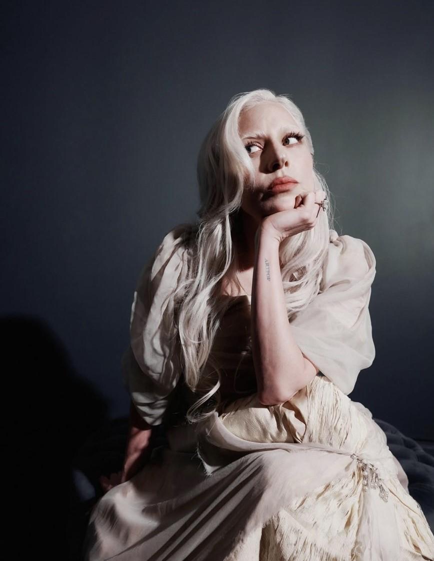 同步釋出的照片，身穿設計前衛又帶有女人味的服裝，讓粉絲超期待耶誕夜的線上表演。（翻攝自instagram）