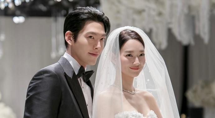 金宇彬與申敏兒因拍廣告結緣，愛情長跑十年修成正果，正式成為夫妻。