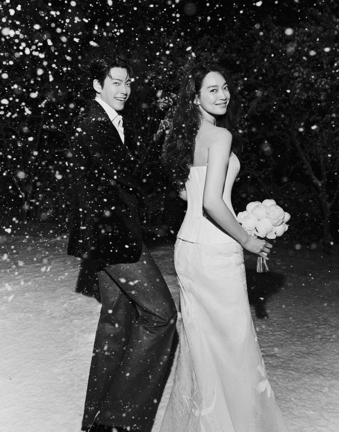 兩人日前公開婚紗照，申敏兒穿的是紐約設計師品牌Danielle Frankel的設計，馬甲式的上身拼接薄紗裙襬，極具現代風格。