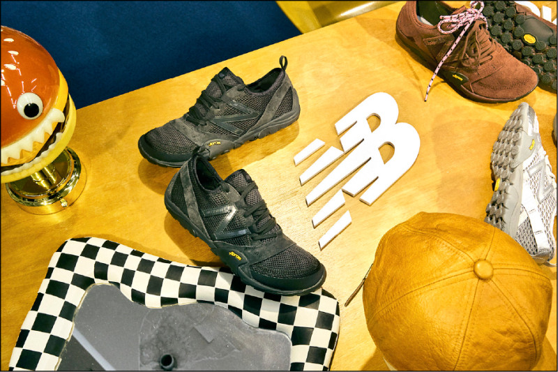 薄底鞋設計依舊當紅，MT10O主打赤足穿著的輕量舒適感，3,880元。