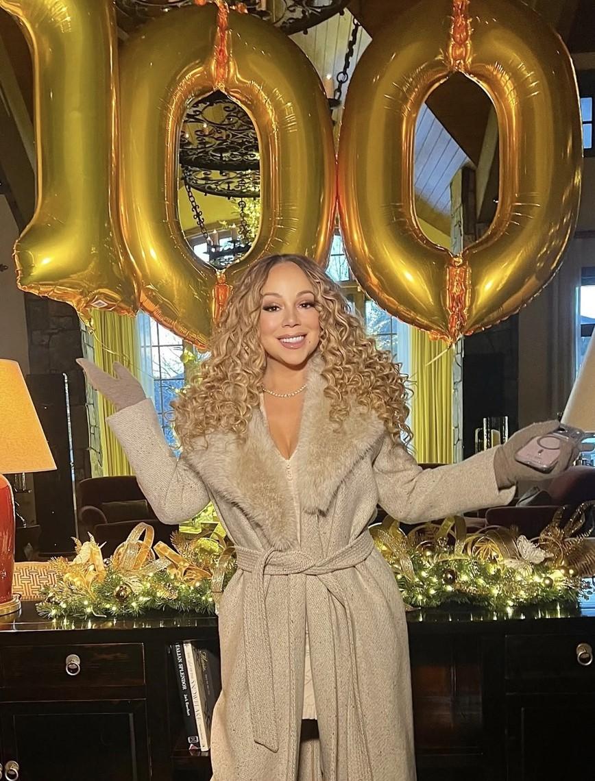 身穿居家感又氣場十足的造型，瑪麗亞凱莉與100造型氣球合影，慶祝耶誕神曲拿下100週冠軍。（翻攝自instagram）