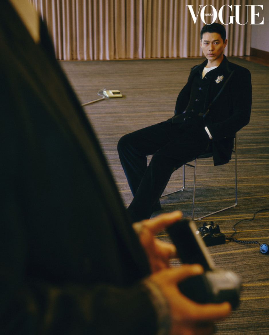 玄彬一身黑色西裝超帥氣，連眼神都有戲。