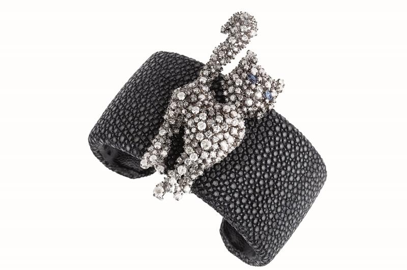 DAMIANI Animalia時尚動物園系列黑色珍珠魚皮貓咪手鐲。（DAMIANI提供）