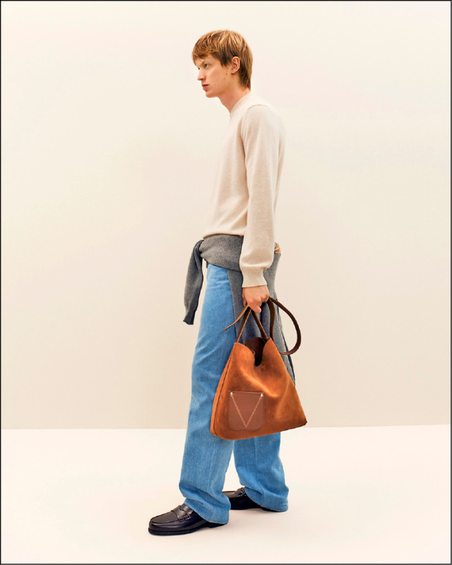 柔軟的Verso Hobo手袋以麂皮打造，可雙面使用更添實用性。