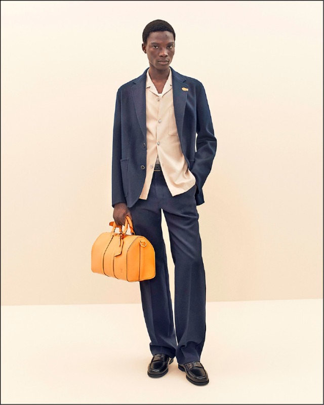 外套上的皮革領飾壓印Trunk Edition字樣，連結耐用與實用的精神。