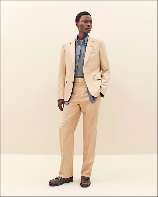 Louis Vuitton發表2026秋冬男裝Trunk Edition系列，適合多層次穿搭的米色調西裝，形塑正式與休閒的完美交織。