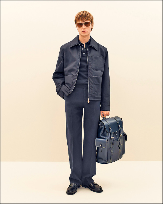 同為男裝系列主軸的黑色調，透過不同面料、相異材質混搭創造視覺層次感。