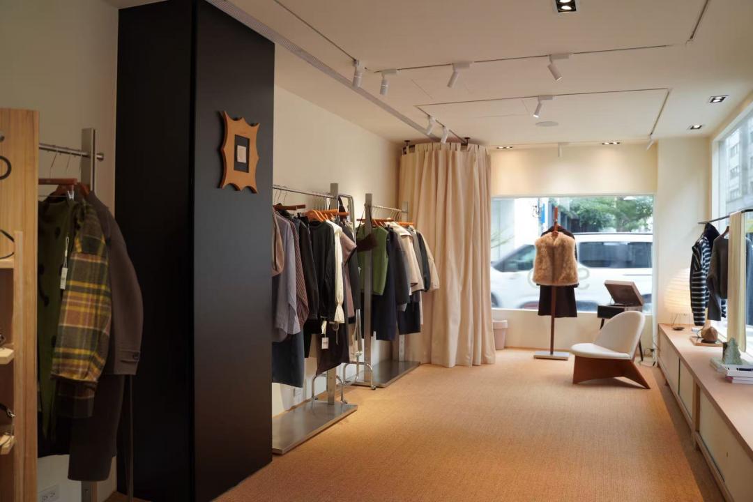 SLO快閃店以沈浸式空間氛圍勾勒當代女性時髦衣櫥。