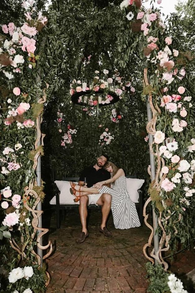 泰勒絲宣布即將結婚消息時，幽默表示「你的英文老師和你的體育老師即將結婚！（Your English teacher and your gym teacher are getting married.）」，消息曝光後成為全球頭條焦點。