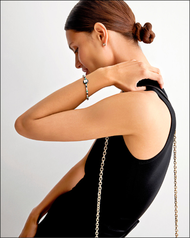 卡地亞高級珠寶晚宴錶強調幾何美感。白K金鑲嵌鑽石、祖母綠、縞瑪瑙，價格店洽。