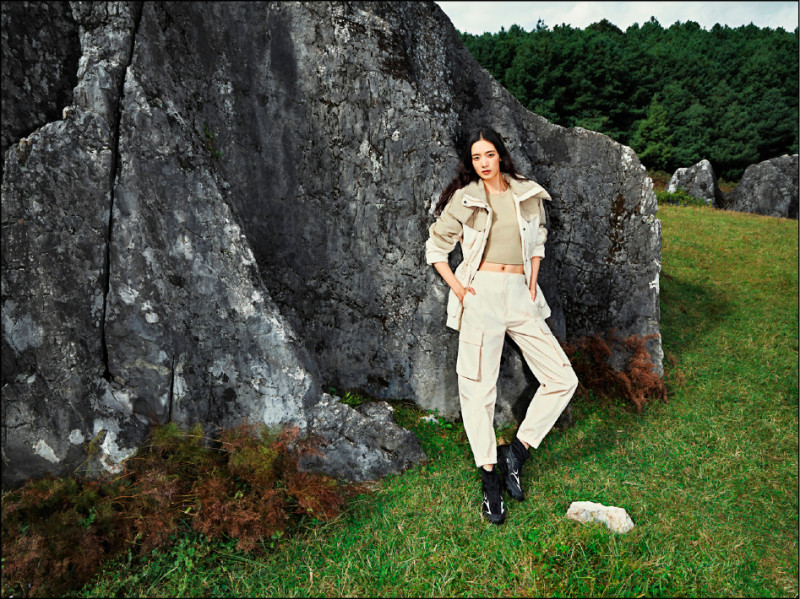 ECCO×NRL聯名系列中長款可收腰鋪棉外套，14,800元；拼接短袖T恤，3,800元；耐磨工裝長褲，7,600元；BIOM C- TRAIL戶外休閒高筒女鞋，11,280元。