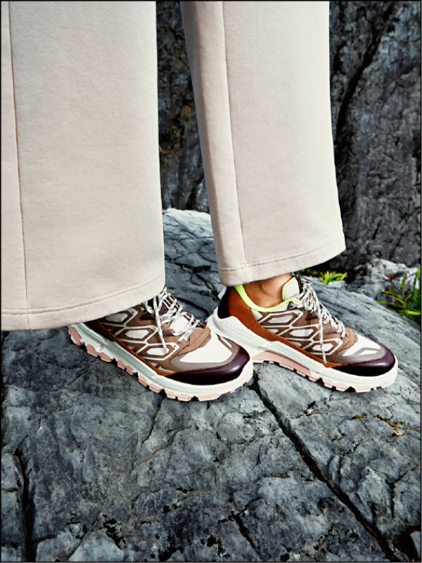 藉由幾何圖形與大膽配色，為冬日足下造型注入活力亮點。BIOM 2.2 TRL戶外休閒女鞋，8,680元。