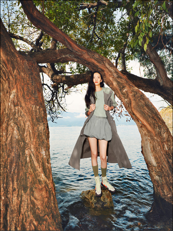 全新ECCO×NRL設計師限量聯名系列，將運動機能美學融入都市衣櫥。模特兒著用款價格皆店洽。