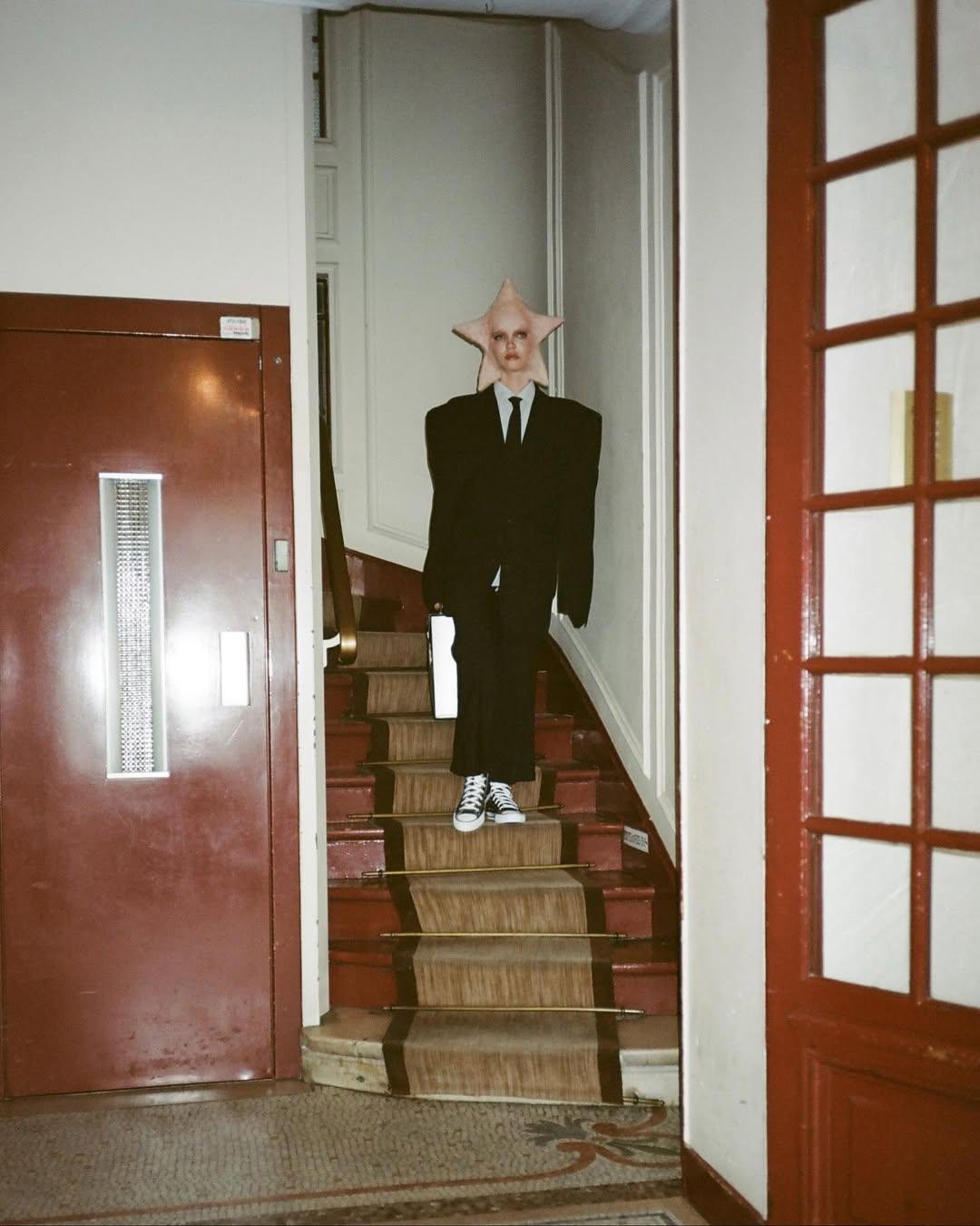 星星人穿梭日常街角，以「異類（Underdogs）反擊「正常」標準。