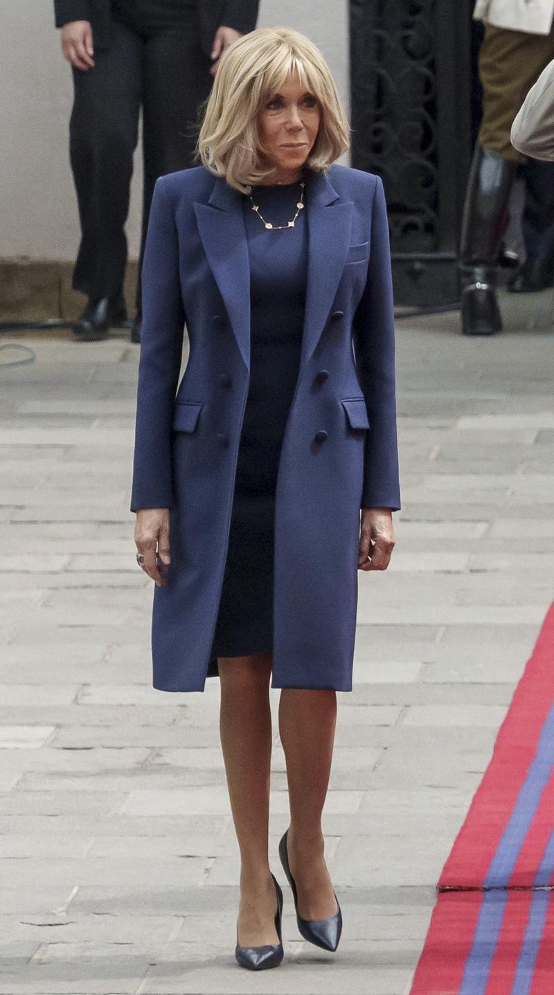 身穿藍色連身裙與外套，配戴Color Blossom高級珠寶長項鍊，展現獨有時尚態度。（Louis Vuitton提供）