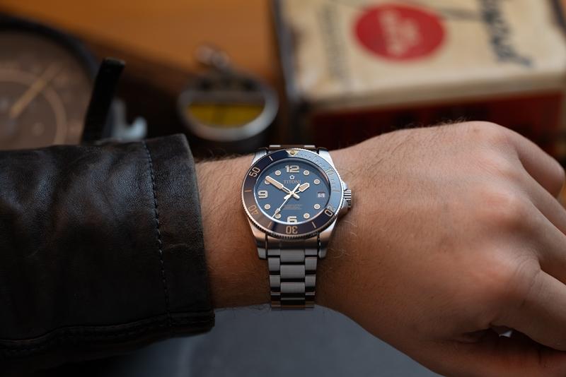 深海系列601款潛水錶搭載自製T10自動上鍊機芯，不僅展現製錶工藝，同時可透過透明後底蓋欣賞機芯運作。（TITONI提供）