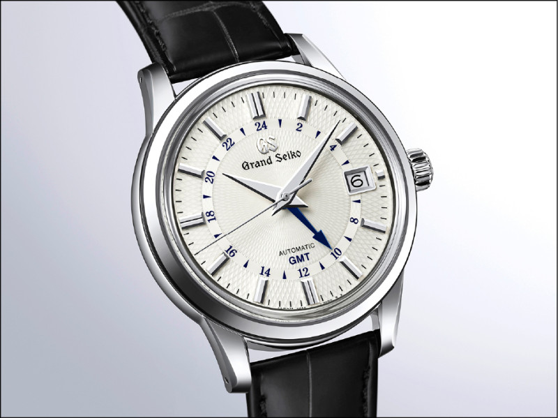 錶盤裝飾幾何螺旋紋路，折射豐富的光影變化。