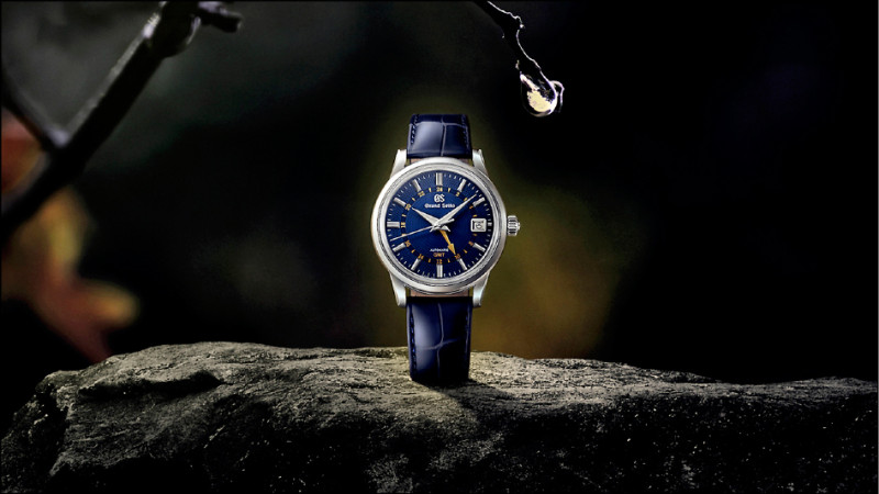 Grand Seiko SBGM257「Moondrop月之露」錶款，藍色錶盤和金色指針共譜月色優雅，157,000元。