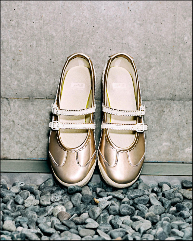 MEXICO 66 TGRS加入滾邊細節提升溫柔浪漫風格。圖為香檳金配色，4,280元。