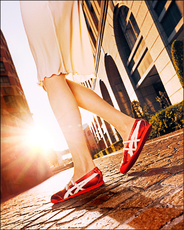 鬼塚虎呼應風靡全球時尚圈的芭蕾風潮推出MEXICO 66 TGRS變形款。圖為烈焰紅配色，4,280元。