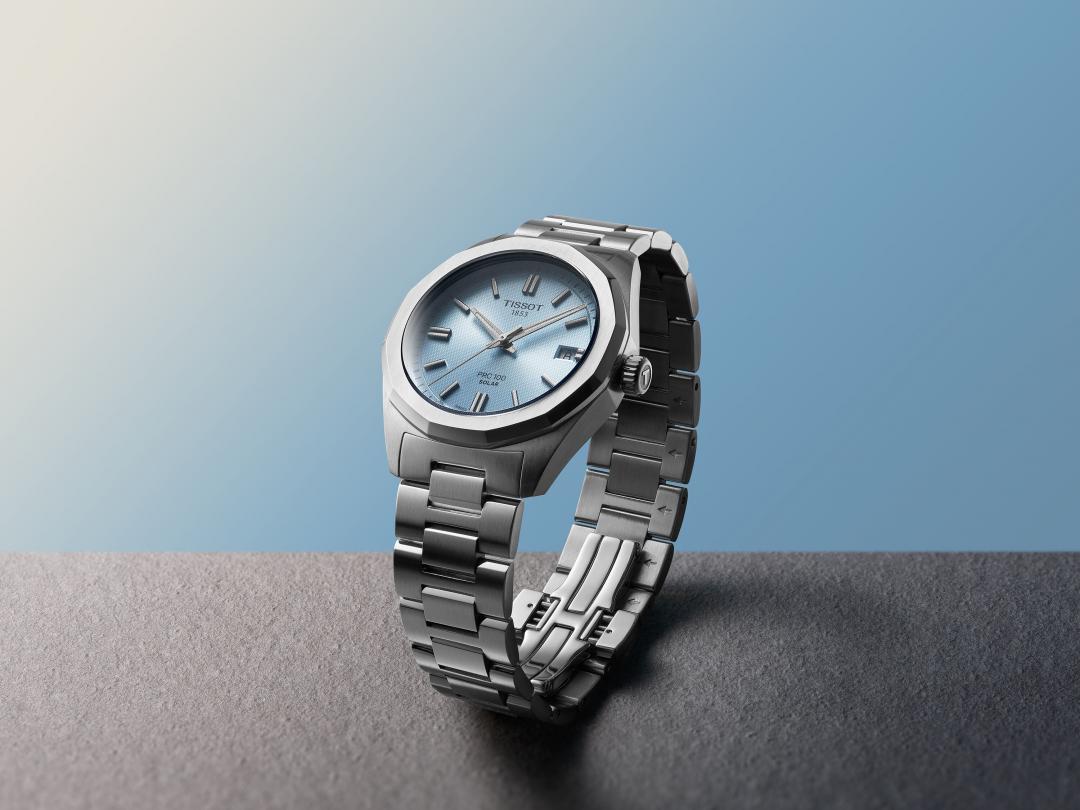 TISSOT PRC100 Solar太陽能腕錶首度推出34毫米。(TISSOT提供，以下同)