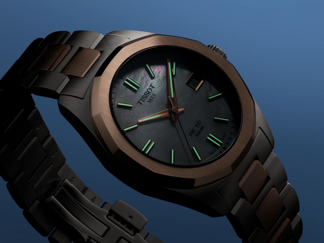 PRC100 Solar太陽能腕錶的藍寶石水晶玻璃錶鏡結合蜂巢結構透明太陽能板，能自動捕捉光源。