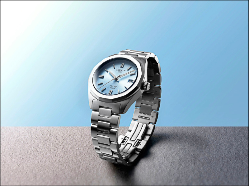 PRC 100 Solar系列34毫米款式錶盤點綴太陽放射紋，突顯精緻感。冰河藍15,500元。