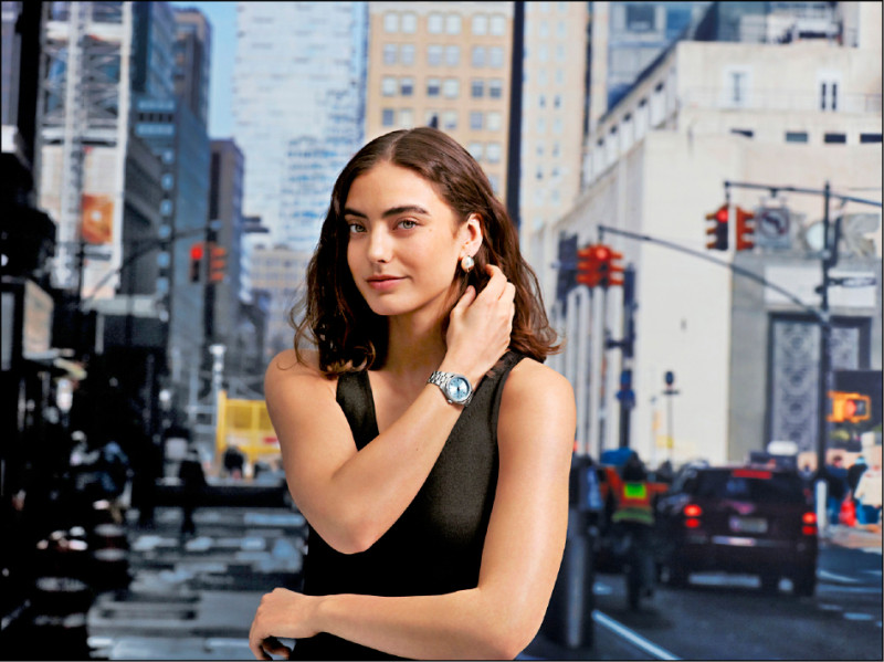 PRC 100 Solar系列34毫米款式錶盤點綴太陽放射紋，突顯精緻感。冰河藍15,500元。