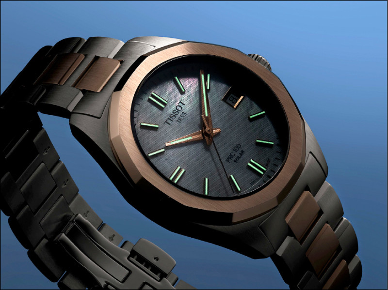 藍寶石水晶玻璃錶鏡搭載蜂巢結構透明太陽能板，可捕捉自然光和人造光為腕錶供電。