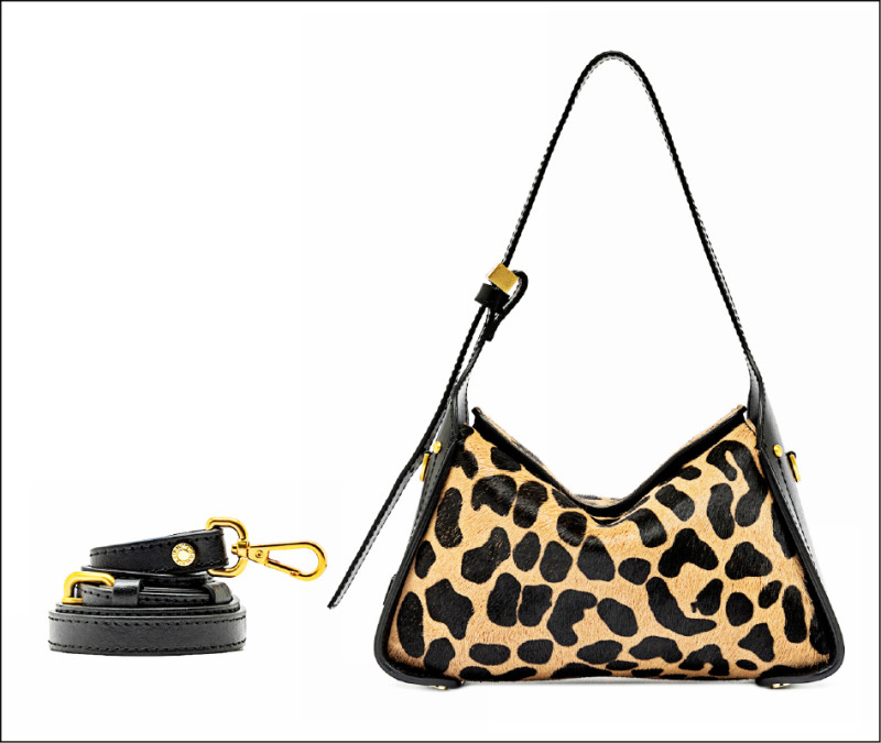 Penelope小型豹紋肩背包融入翻蓋磁釦細節，兼顧造型與實用特色，16,800元。