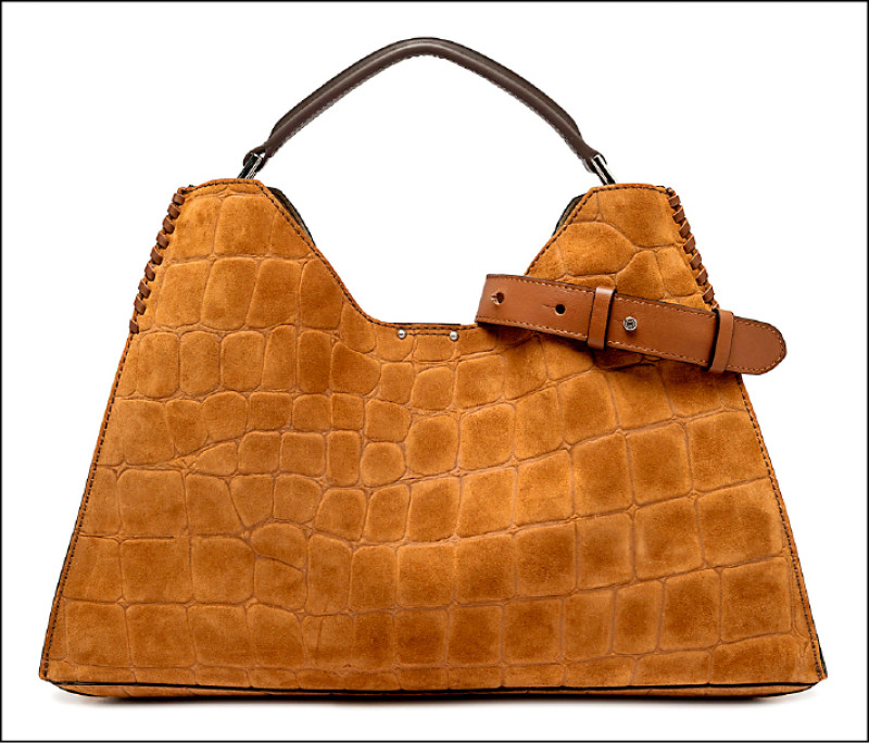 梯形包身搭配短絨麂皮材質的Aurora動物紋印花肩背包，營造輕熟優雅風格，23,800元。