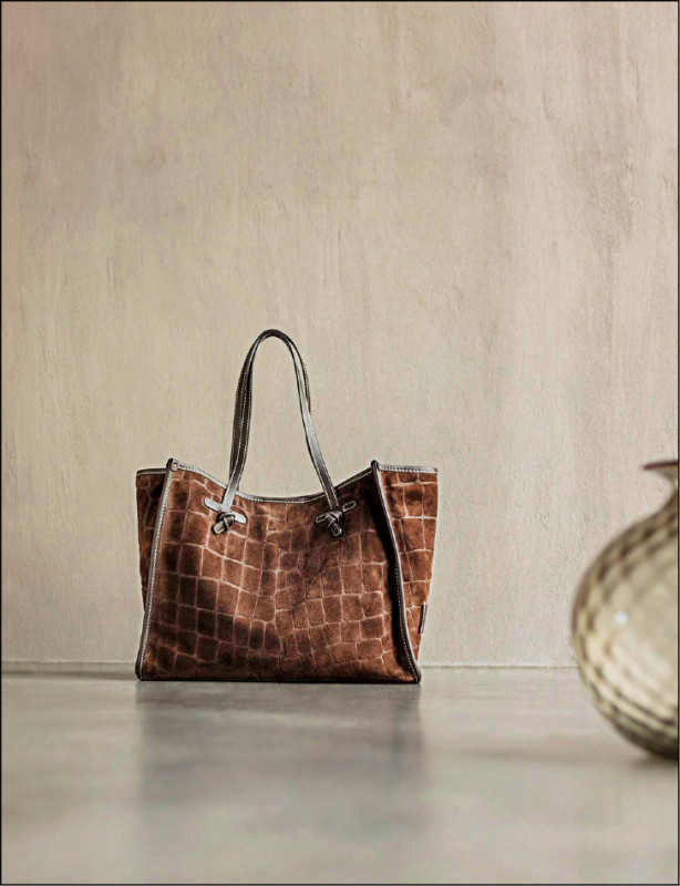 Marcella動物紋印花托特包，深色麂皮壓印鱷魚紋理，為簡約輪廓挹注奢華細節，18,800元。