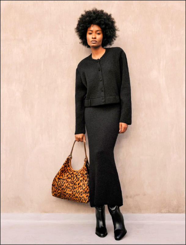 Gianni Chiarini Dua大型豹紋托特包以柔軟的包身線條展現隨興鬆弛感，26,800元。