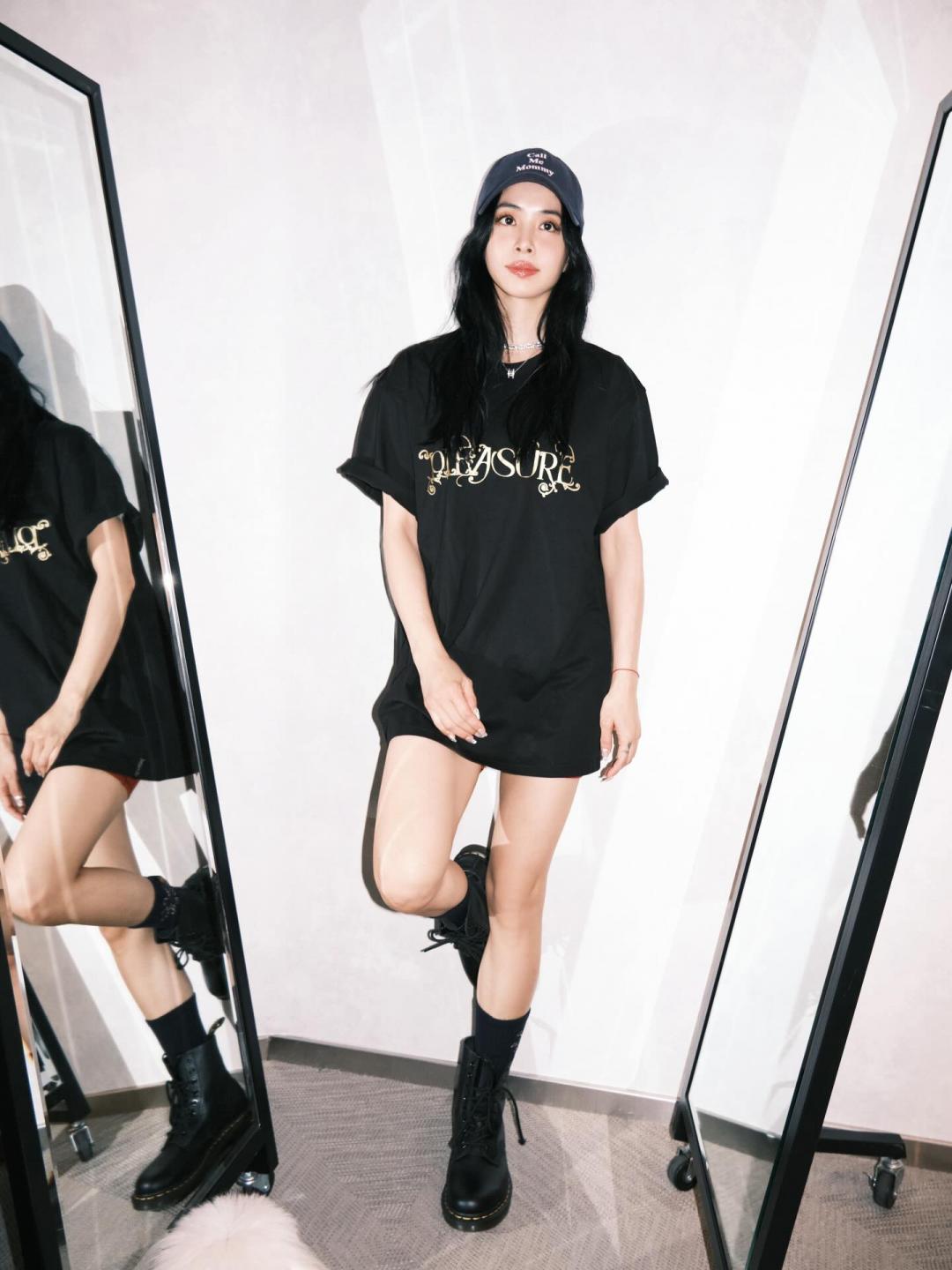 蔡依林將黑色周邊T恤以下身失蹤形式穿出性感氛圍。（翻攝自instagram）