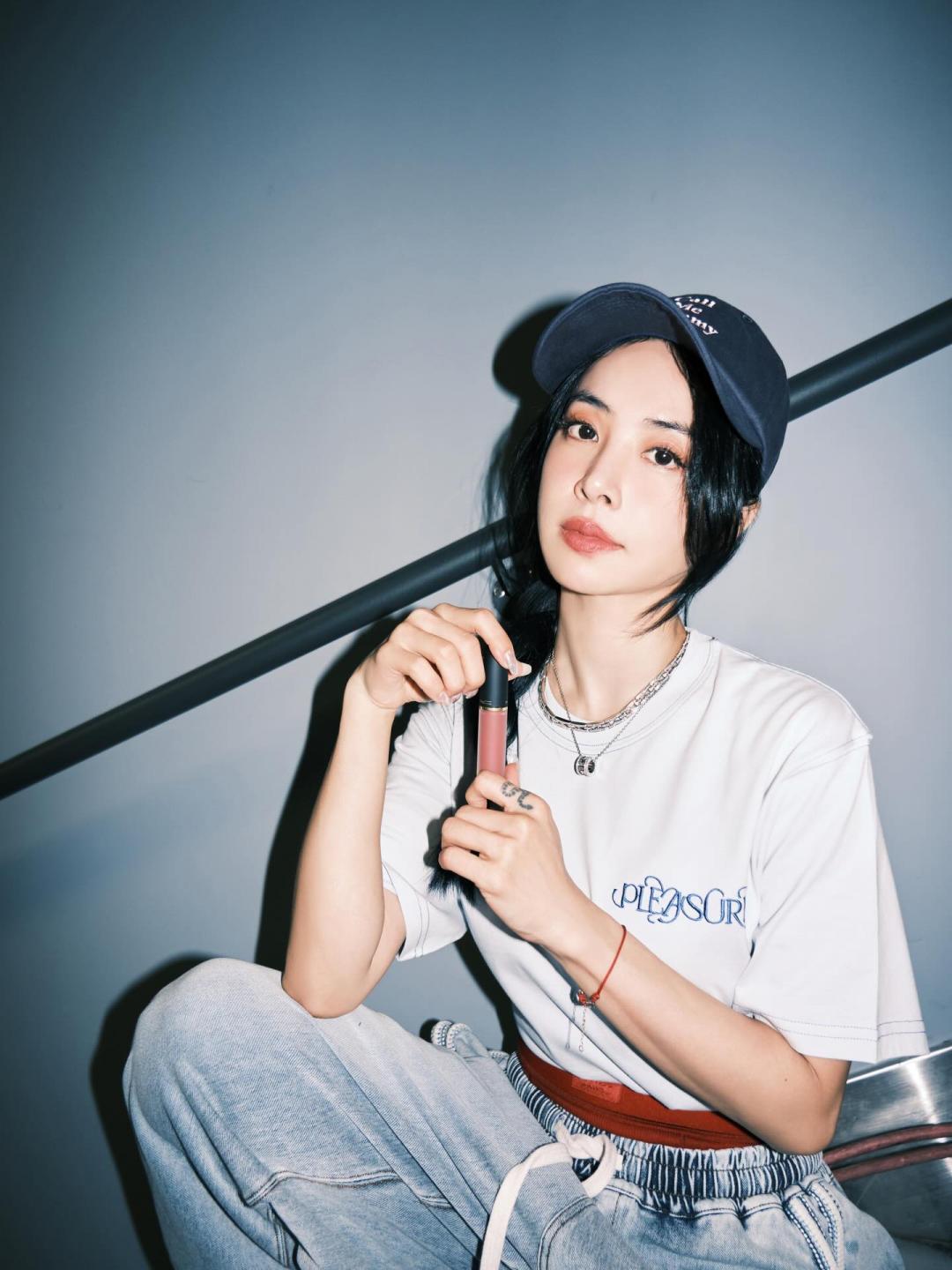 白色周邊T恤搭配牛仔褲、棒球帽散發街頭風格。（翻攝自instagram）