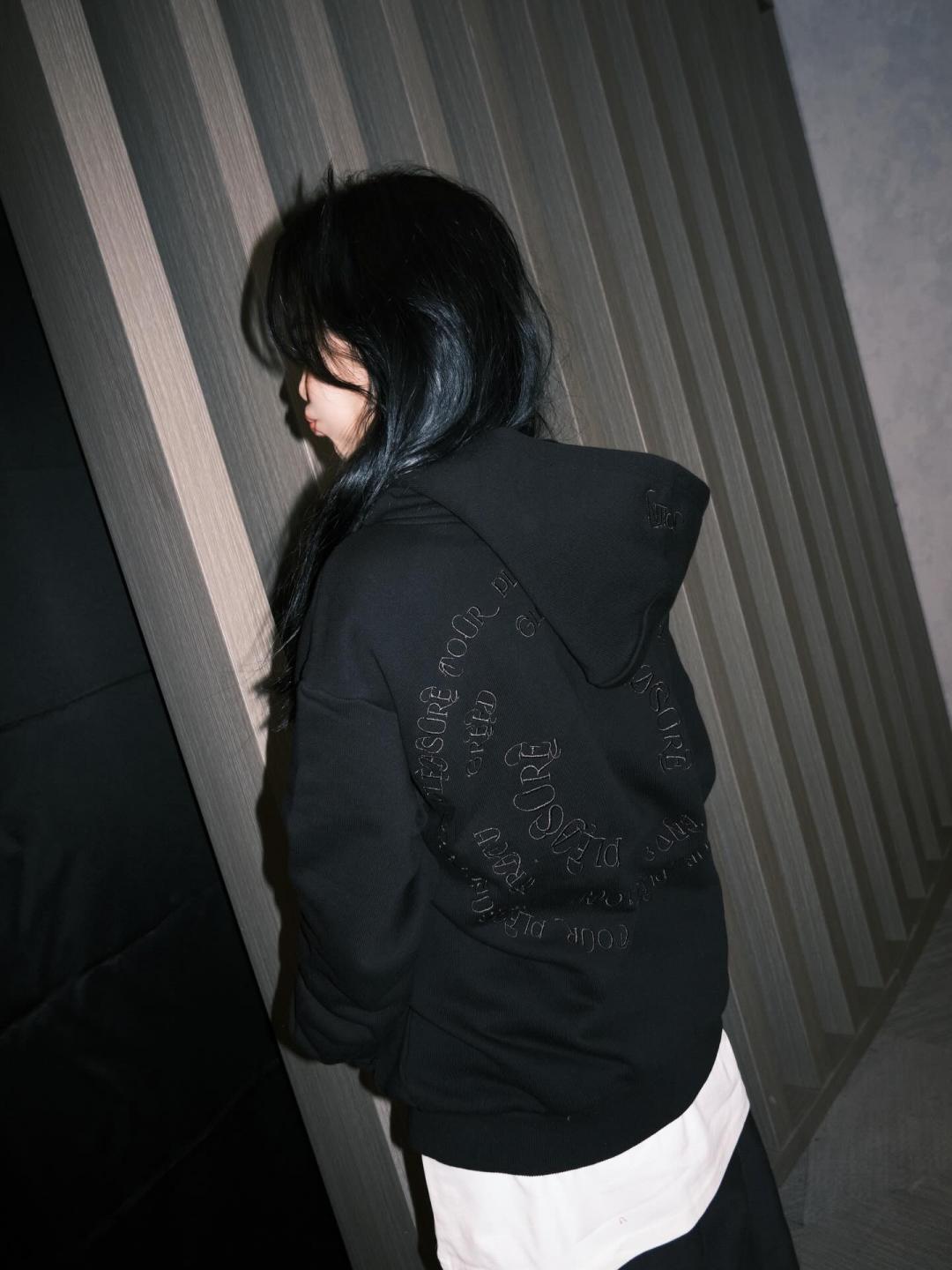 黑色連帽外套為運動裝束挹注個性感。（翻攝自instagram）