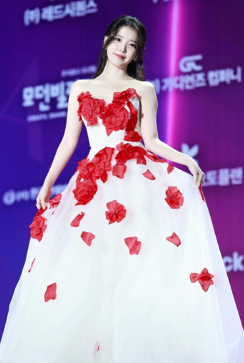 IU出席2025 APAN STAR AWARDS頒獎典禮。(翻攝自IG)