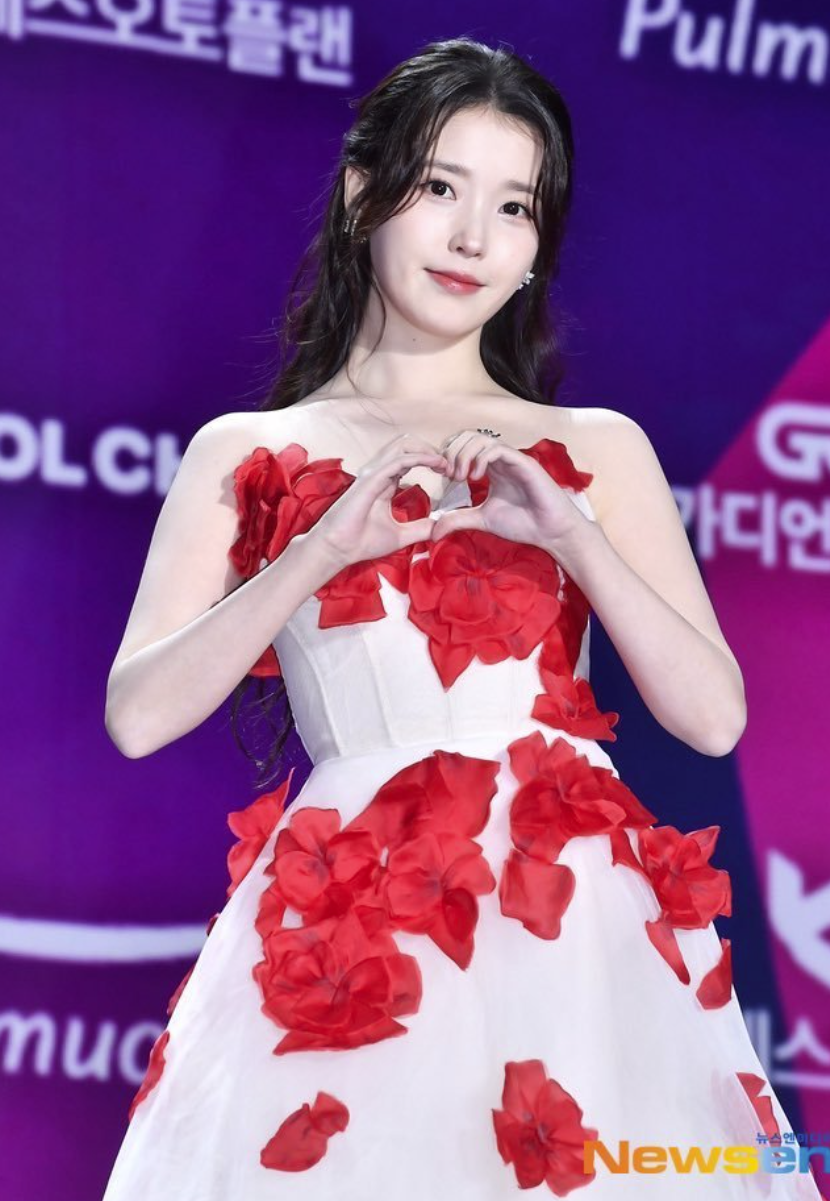 花瓣禮服讓IU更加甜美。(翻攝自IG)