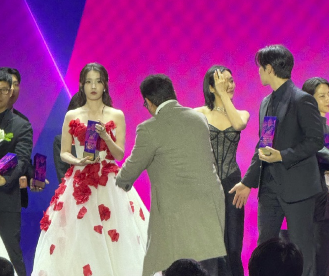 IU和李俊昊(右1)拿下大獎，拍大合照時的互動尷尬。(翻攝自Weibo)