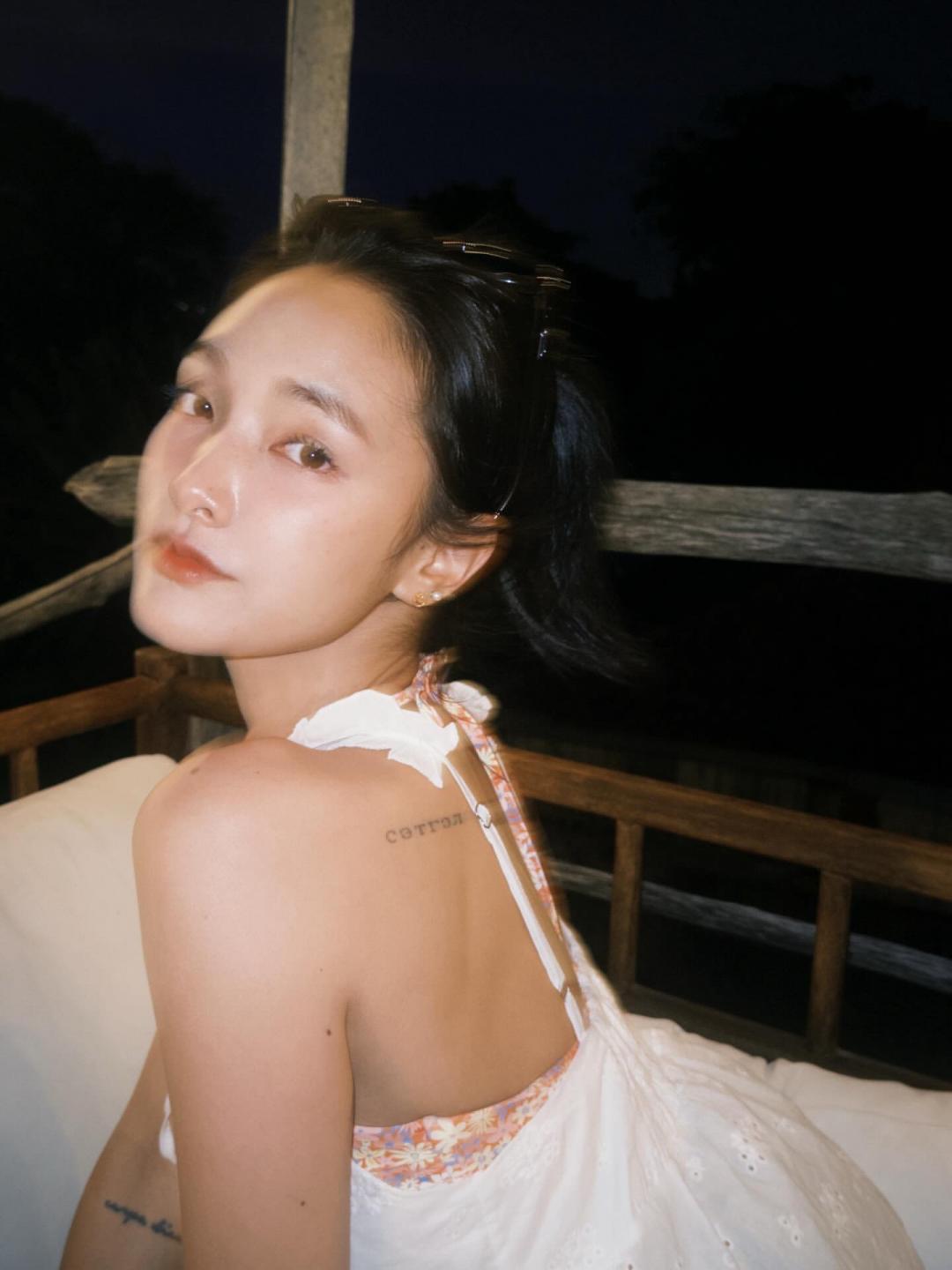 王淨的天鵝頸與直角肩線條被網友認證擁有亞洲人的絕佳好比例。