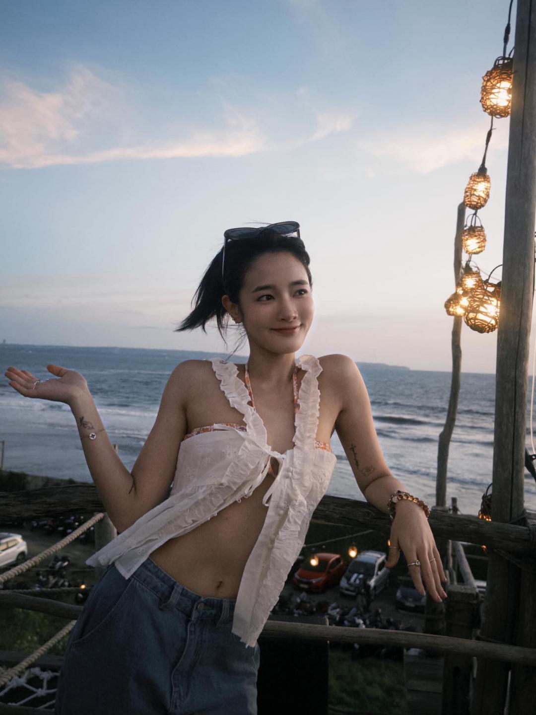 度假中的王淨，心情明顯超好，打扮也相當隨興，輕鬆耍辣。