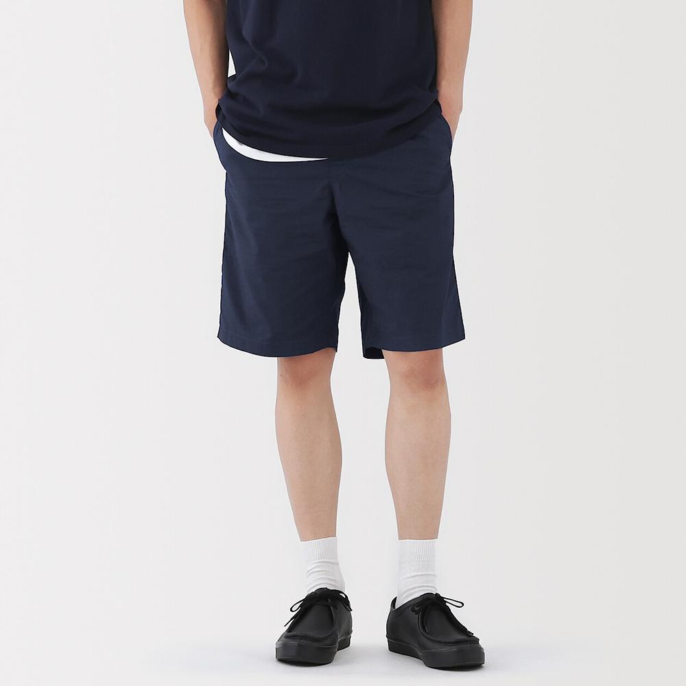 男裝水洗平織布舒適短褲，499元。