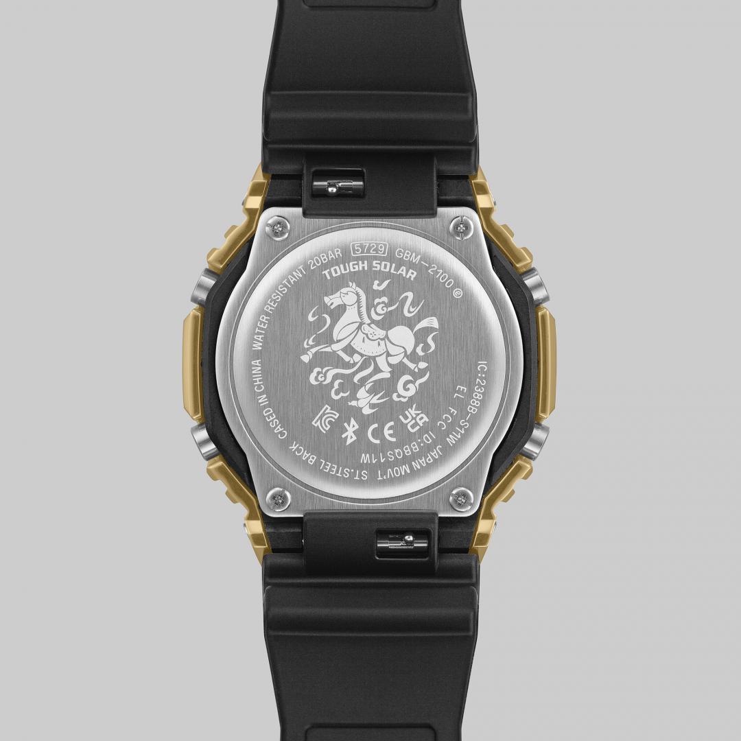 錶底蓋印有千裏馬圖案。