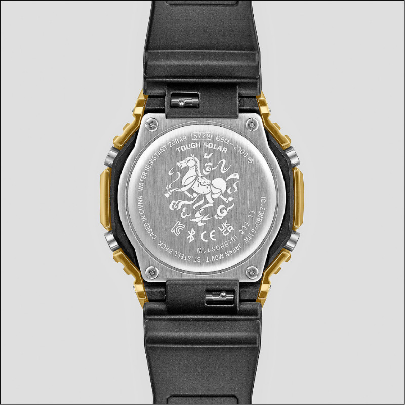 GBM-2100CX-9A腕錶底蓋點綴千裏馬圖案，活靈活現。